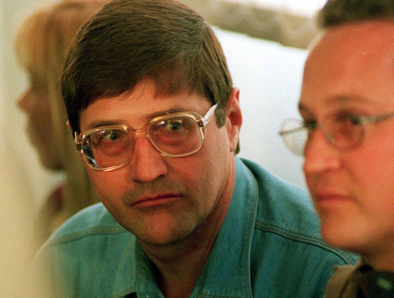 Eugene de Kock, comandante de una unidad policial clandestina que torturó y asesinó a decenas de personas, acude a una sesión de la Comisión de la Verdad y la Reconciliación en Pretoria, Sudáfrica, el 14 de septiembre de 1998. (AP foto/Denis Farrell)