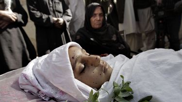 americateve | Varios familiares rodean el cad&aacute;ver de una ni&ntilde;a afgana de 10 a&ntilde;os en las afueras de Kabul, Afganist&aacute;n, el domingo 27 de octubre del 2013. (Foto AP/Rahmat Gul)