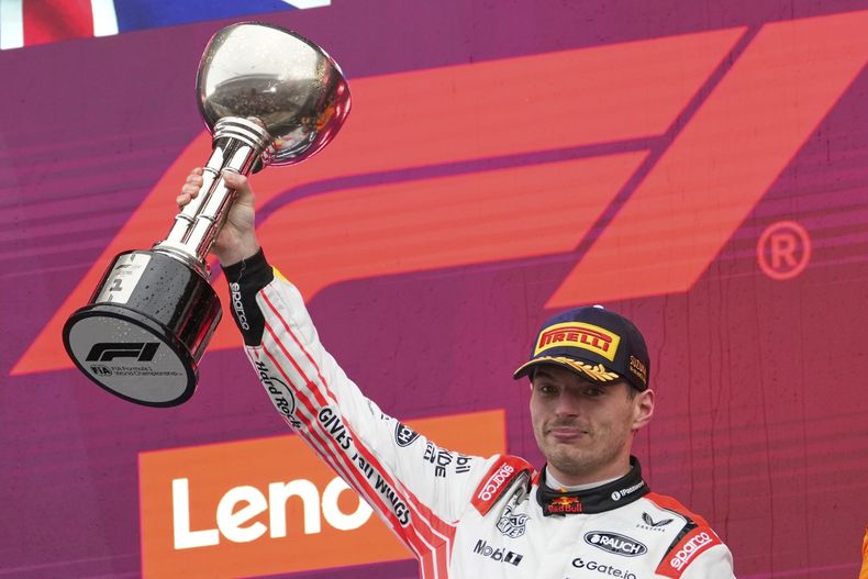 El piloto holandés de Red Bull Max Verstappen celebra con su trofeo en el podio tras el Gran Premio de Japón de Fórmula 1 en el circuito de Suzuka en Suzuka, en el centro de Japón, el domingo 6 de abril de 2025. (AP Foto/Shuji Kajiyama)