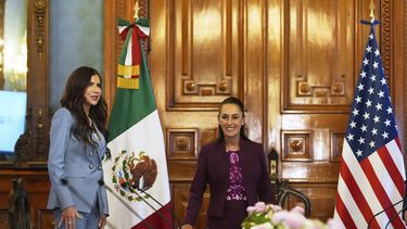 La secretaria estadounidense de Seguridad Nacional, Kristi Noem, a la izquierda, a su llegada al encuentro con la presidenta mexicana, Claudia Sheinbaum, en el Palacio Nacional en Ciudad de México, el viernes 28 de marzo de 2025. (AP Foto/Alex Brandon)