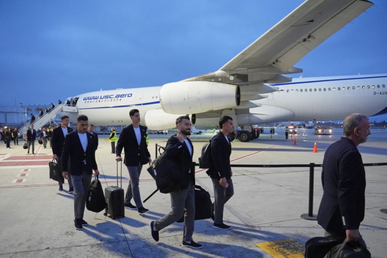 Jugadores de irán bajan del avión en Tijuana, México en donde tendrán su campamento durante la Copa Mundial, el domingo 7 de junio del 2026. (AP Foto/Gregory Bull)