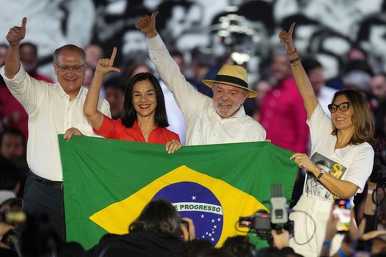 El presidente brasileño Luiz Inácio Lula da Silva, segundo de la derecha; el vicepresidente Geraldo Alckmin, a la izquierda; la primera dama de Brasil, Rosangela da Silva, a la derecha; y la esposa del vicepresidente, Lu Alckmin, sostienen una bandera brasileña durante la convención del Partido de los Trabajadores, en São Paulo, Brasil, el domingo 2 de agosto de 2026, en la que Lula fue confirmado como candidato presidencial del partido para las próximas elecciones. (AP Foto/André Penner)