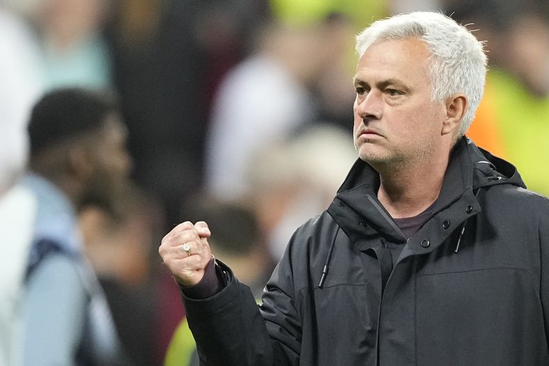 El técnico de la Roma José Mourinho celebra luego de lograr la clasificación a la final de la Liga Europa con un empate 0-0 contra Bayer Leverkusen, el jueves 18 de mayo de 2023, en Leverkusen. (AP Foto/Martin Meissner)