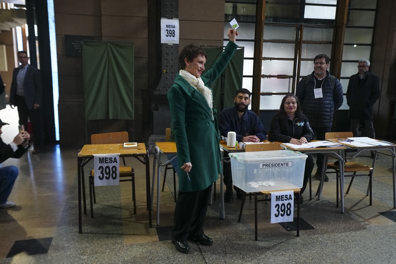Carolina Tohá, candidata del Socialismo Democrático, sostiene su boleta tras sufragar en las elecciones primarias organizadas por la coalición Unidad por Chile, con el fin de elegir al candidato del partido gobernante para los próximos comicios presidenciales, el domingo 29 de junio de 2025, en Santiago, Chile. (AP Foto/Esteban Félix)
