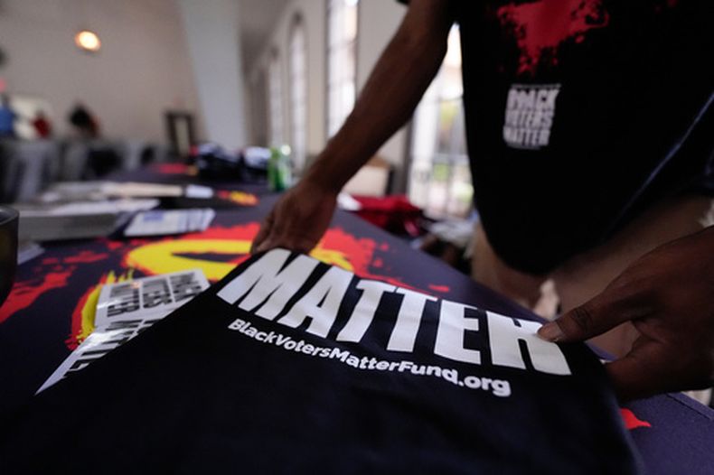 Nicholas Burns prepara su mesa en la iglesia Bridgepointe en un evento, el miércoles 16 de septiembre de 2026, en Marietta, Georgia. (AP Foto/Mike Stewart)