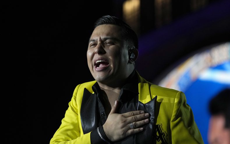 El vocalista Esaul García de La Arrolladora Banda El Limón De René Camacho, durante su concierto en el primer día del festival Arre en la Ciudad de México el sábado 9 de septiembre de 2023. (Foto AP/Fernando Llano)