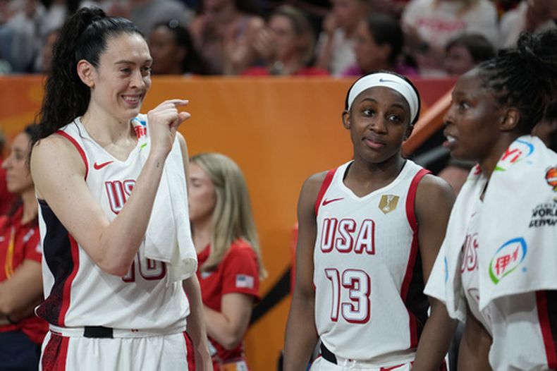 La estadounidense Breanna Stewart reacciona durante el encuentro ante China en la Copa Mundial de baloncesto femenina el viernes 4 de septiembre del 2026. (AP Foto/Ebrahim Noroozi)