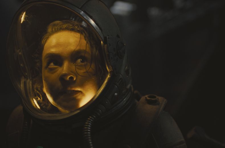 Esta imagen proporcionada por 20th Century Studios muestra a Cailee Spaeny en una escena de Alien: Romulus. (20th Century Studios via AP)