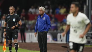 El técnico de Cruz Azul Ricardo Ferreti (centro) durante el partido contra el América en el estadio Azteca de la Ciudad de México, el sábado 15 de abril de 2023. (AP Foto/Fernando Llano)