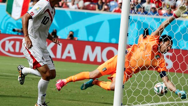 americateve | Los "Ticos" vencieron a los italianos 1 a 0 con un gol de Bryan Ruiz y pasaron a la siguiente fase. "La Azzurra" se jugará la clasificación mano a mano ante Uruguay en la próxima jornada. Inglaterra quedó afuera de la Copa del Mundo