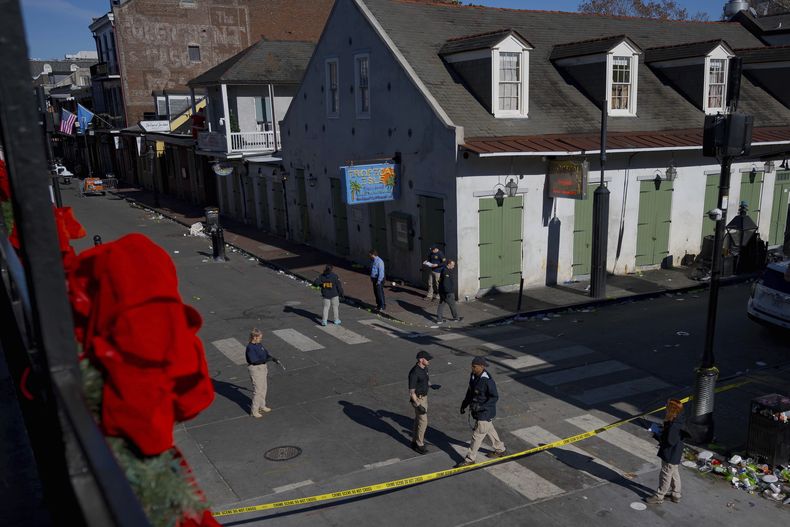 Miembros del FBI caminan por la calle Bourbon en una investigación sobre una camioneta que arrolló a peatones allí, el miércoles 1 de enero de 2025, en Nueva Orleans. (AP Foto/Matthew Hinton)