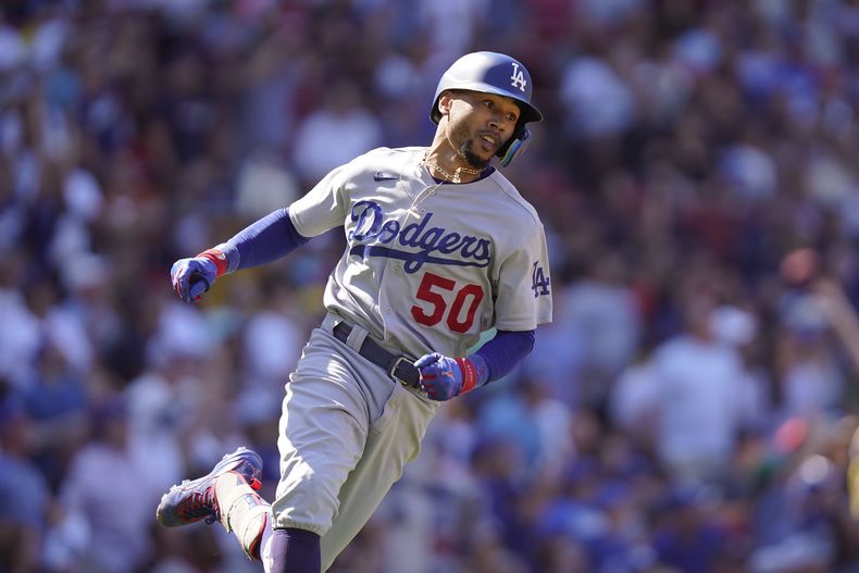 Mookie Betts de los Dodgers de Los Ángeles tras batear un jonrón ante los Medias Rojas de Boston, el domingo 27 de agosto de 2023. (AP Foto/Steven Senne)