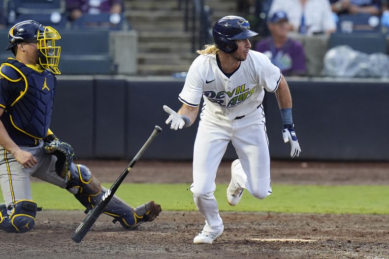 Travis Jankowski, de los Rays de Tampa Bay, conecta un sencillo productor ante los Cerveceros de Milwaukee el sábado 10 de mayo de 2025 (AP Foto/Chris OMeara)