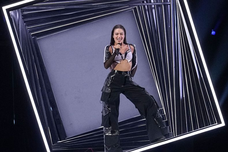 Noa Kirel de Israel actúa durante un ensayo general para la primera semifinal del Festival de la Canción de Eurovisión en la Arena M&S Bank en Liverpool, Inglaterra, el lunes 8 de mayo de 2023. (Foto AP/Martin Meissner)