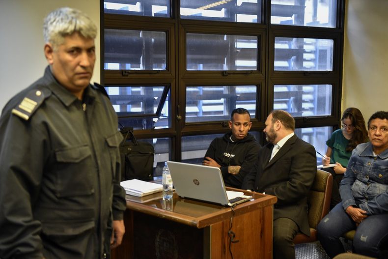El futbolista colombiano Sebastián Villa (sentado a la izquierda), del club argentino Boca Juniors, junto a su abogado Martín Apolo durante una audiencia en el juicio en su contra por los presuntos delitos de violencia de género en perjuicio de la denunciante Daniela Cortés, en Buenos Aires, el miércoles 17 de mayo de 2023. (AP Foto/Gustavo Garello)