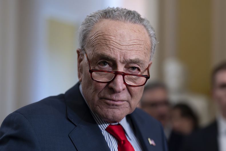 El líder de la mayoría del Senado, Chuck Schumer, demócrata por Nueva York, habla con los periodistas en el Capitolio de Washington, el 12 de marzo de 2024.(Foto AP/J. Scott Applewhite, Archivo)