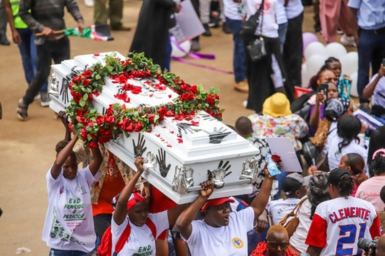 Manifestantes cargan un ataúd en una marcha contra el auge de feminicidios, en el centro de Nairobi, Kenia, el lunes 1 de junio de 2026. (AP Foto/Patrick Ngugi)