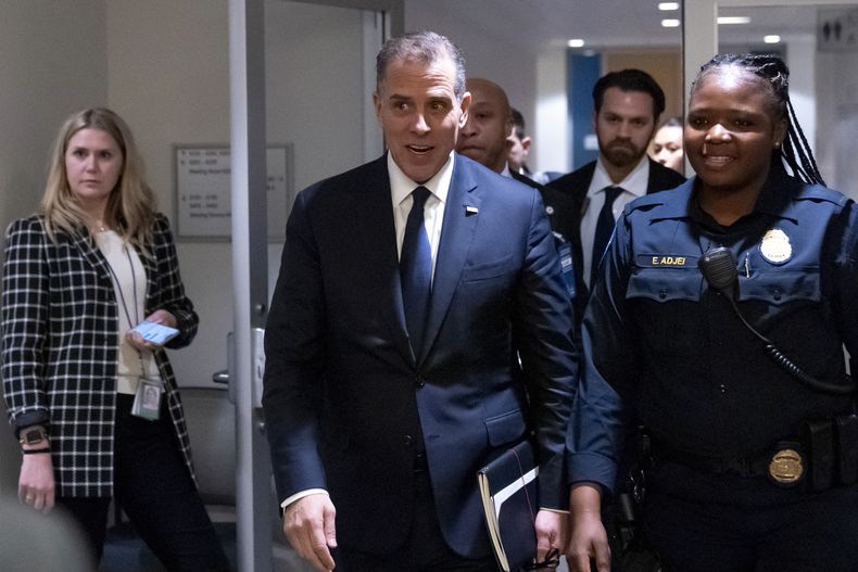 Hunter Biden al salir de la sede del Congreso en Washington el 28 de febrero de 2024. (Foto AP /Alex Brandon)
