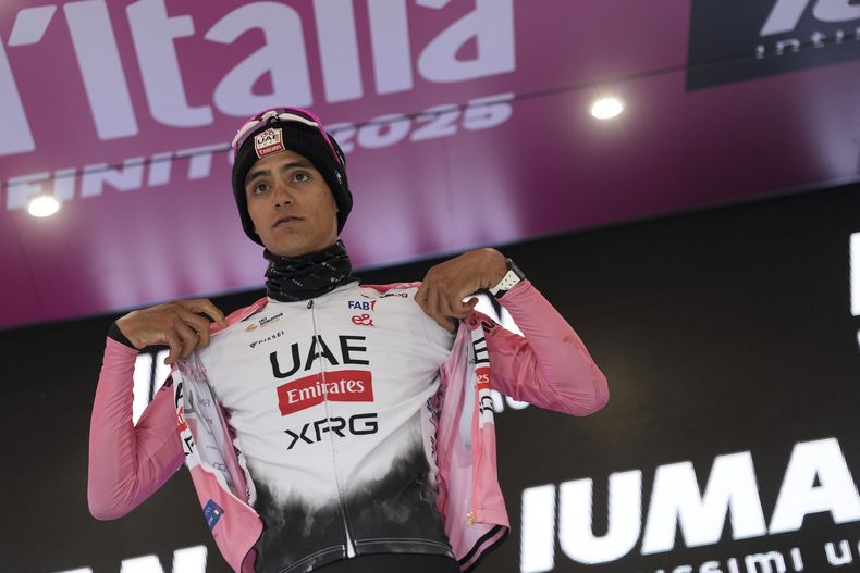 El mexicano Isaac Del Toro luce la maglia rosa como líder general del Giro de Italia tras la 12da etapa, el jueves 22 de mayo de 2025, en Viadana (Oglio-Po). (Fabio Ferrari/LaPresse vía AP)