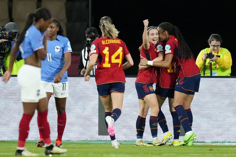 Aitana Bonmatí (tercera a la derecha) celebra tras marcar el primer gol de España en la victoria 2-0 ante Francia en la Liga de Naciones de la UEFA, el miércoles 28 de febrero de 2024, en Sevilla. (AP Foto/José Bretón)