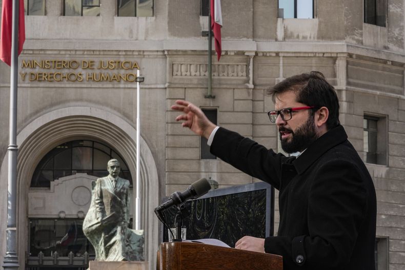 El presidente chileno, Gabriel Boric, en un pronunciamiento para promover una nueva ley llamada Ley de responsabilidad parental y pago efectivo de deudas de pensiones de alimentos fuera del palacio presidencial de La Moneda en Santiago, Chile, el viernes 19 de mayo de 2023. Boric presentó el jueves 1 de junio de 2023 el balance anual de su gestión ante el Congreso chileno, al que insistió en aprobar una reforma tributaria que permita desarrollar su programa social. (AP Foto/Esteban Félix)