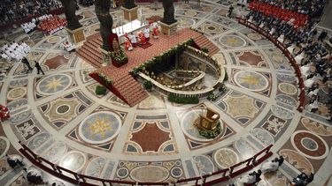 americateve | El papa Francisco, arriba al centro bajo un baldaqu&iacute;n, casa a 20 parejas en la bas&iacute;lica de San Pedro, 14 de septiembre de 2014. Primero, el papa Francisco cas&oacute; a 20 parejas para destacar el papel de la familia como el coraz&oacute;n d