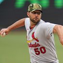 Molina empuja 2; Cardenales superan a Piratas
