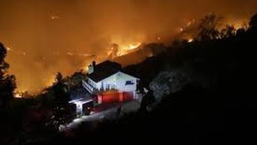 incendio forestal friars fire amenaza viviendas cerca del centro comercial fashion valley en san diego