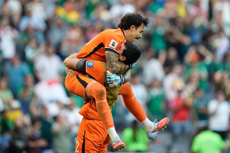 Guillermo Viscarra, de Bolivia, festeja con el también arquero Carlos Lampe tras la victoria sobre Surinam en un partido del repechaje intercontinental en Monterrey, México, el jueves 26 de marzo de 2026 (AP Foto/Fernando Llano)