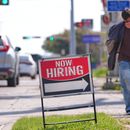 Un aviso de contratación de empleados al lado del camino en Garland, Texas, el lunes 23 de marzo de 2026. (AP Foto/LM Otero)