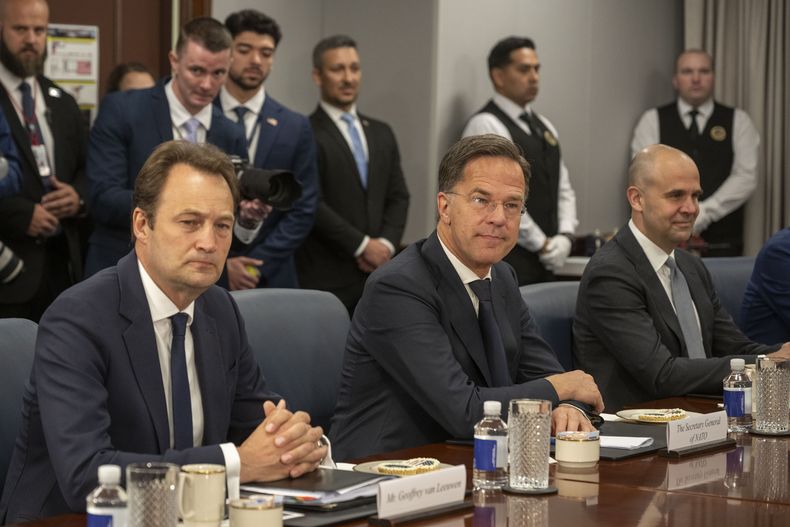 El secretario general de la OTAN, Mark Rutte, centro, se reúne con el secretario de Defensa de Estados Unidos, Pete Hegseth, en el Pentágono, el jueves 24 de abril de 2025 en Washington. (AP Foto/Kevin Wolf)