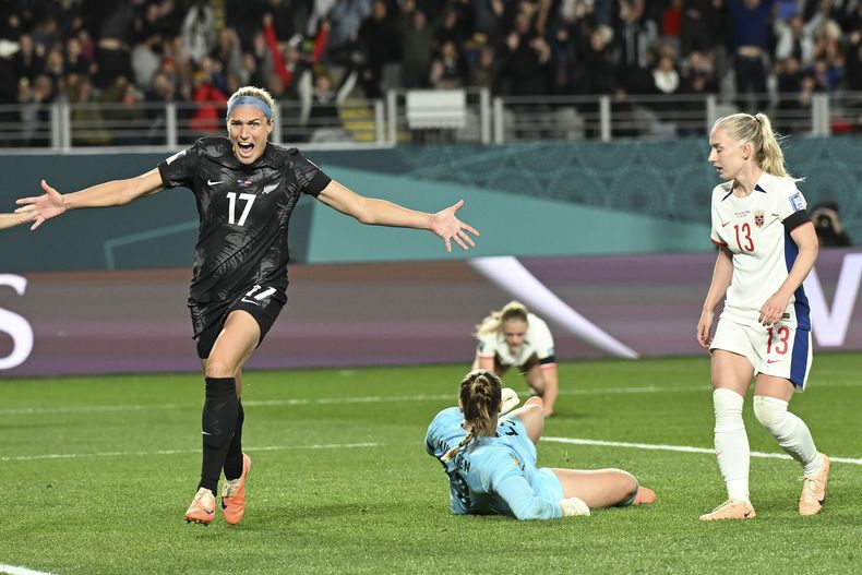 La neozelandesa Hannah Wilkinson celebra tras anotar en el partido inaugural del Mundial que enfrentó a Nueva Zelanda y Noruega, en Auckland, Nueva Zelanda, el 20 de julio de 2023. (AP Foto/Andrew Cornaga)