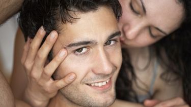 americateve | Se dice que algunos hombres agradecen mucho que su pareja les estimule el punto R, el equivalente masculino punto G de las mujeres.