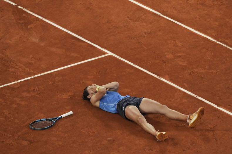 La francesa Loïs Boisson celebra tras ganar su duelo de cuartos de final del Abierto de Francia ante la rusa Mirra Andreeva el miércoles 4 de junio del 2025. (AP Foto/Christophe Ena)