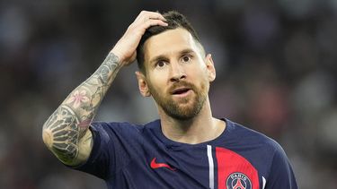 En foto del sábado 3 de junio del 2023, Lionel Messi del Paris Saint-Germain reacciona durante el encuentro de la liga francesa ante el Clermont. (AP Foto/Michel Euler)