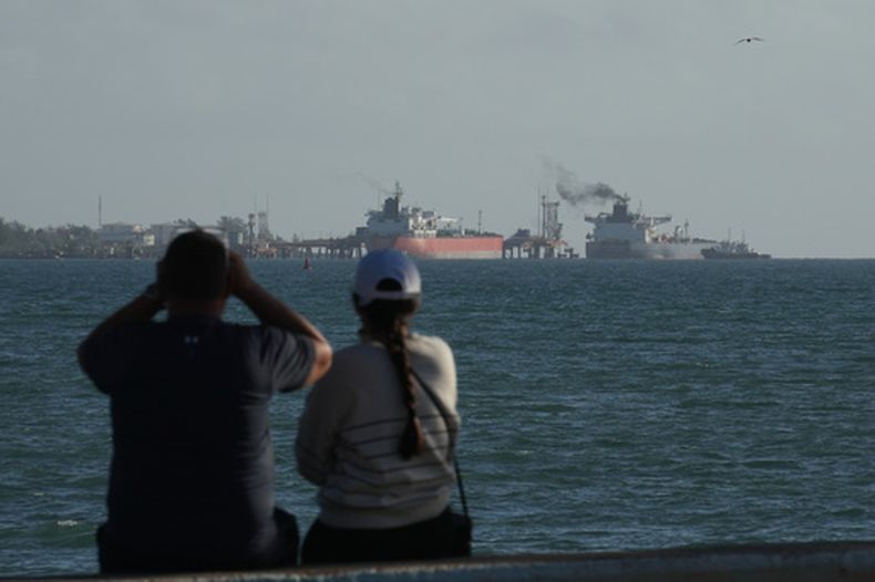 El petrolero Anatoly Kolodkin, con bandera rusa, atraca en una terminal petrolera en Matanzas, Cuba, el martes 31 de marzo de 2026. (AP Foto/Ramón Espinosa)