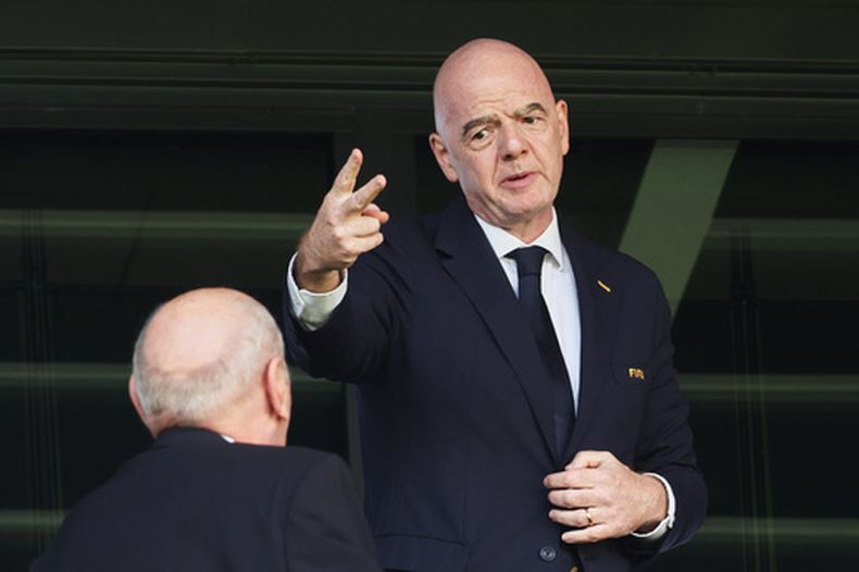 El presidente de la FIFA, Gianni Infantino, hace gestos mientras asiste al partido inaugural del Mundial Femenil Sub-20 entre Polonia y Argentina en Katowice, Polonia, el sábado 5 de septiembre de 2026. (Foto AP/Beata Zawrzel)