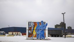 Un mural muestra trabajadores del acero en la planta de fabricación Stelco en Hamilton, Ontario, el lunes 10 de febrero de 2025. (Nick Iwanyshyn/The Canadian Press via AP)