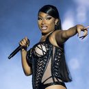 ARCHIVO - Megan Thee Stallion se presenta en el Festival Reading Music, en Inglaterra, el 26 de agosto de 2022. Stallion junto con Red Hot Chili Peppers y Lauryn Hill encabezarán el Festival Global Citizen de este año. La organización sin fines de lucro contra la pobreza busca centrar la atención en la creciente desigualdad para niñas y mujeres jóvenes de todo el mundo. (Foto AP/Scott Garfitt, archivo)