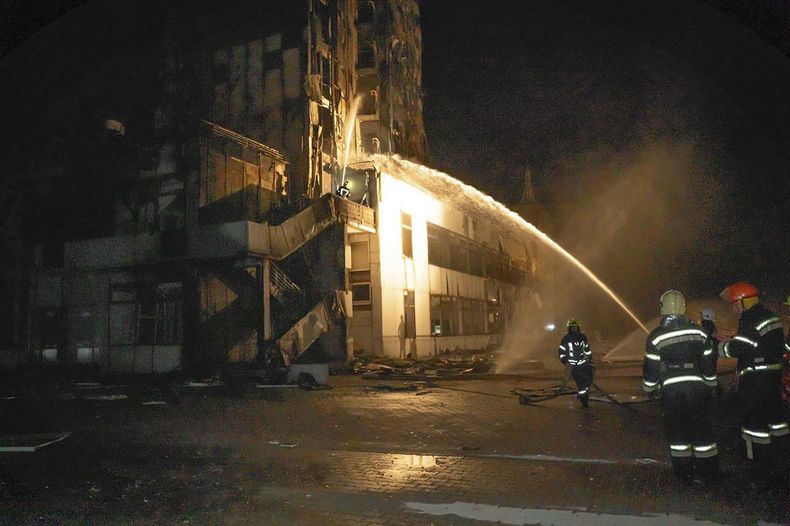 En esta imagen proporcionada por el gobierno regional de Odesa, bomberos trabajan para extinguir un incendio en un hotel y un puerto marítimo tras el ataque de un cohete ruso en Odesa, Ucrania, el lunes 25 de septiembre de 2023. (Administración regional de Odesa via AP)