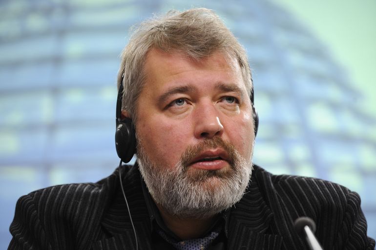 Periodista ruso subasta su Nobel para niños ucranianos
