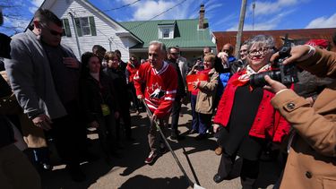 El primer ministro canadiense Mark Carney porta una camiseta del equipo de hockey de Canadá mientras se encamina a jugar con jóvenes durante una escala de campaña el lunes 21 de abril de 2025, en Upper Onslow, Nueva Escocia, Canadá. (Sean Kilpatrick/The Canadian Press vía AP)