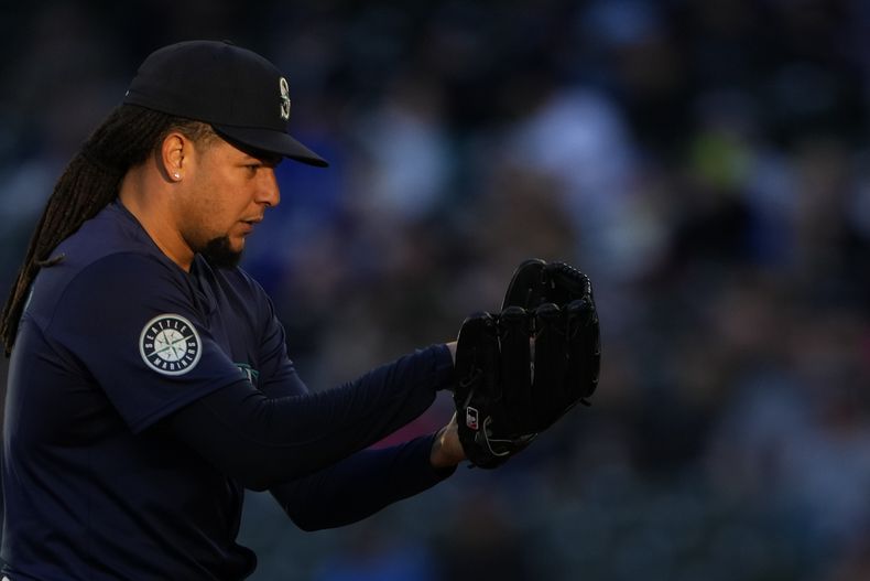 El dominicano Luis Castillo, abridor de los Marineros de Seattle, se dispone a lanzar en el juego del martes 30 de abril de 2024, ante los Bravos de Atlanta (AP Foto/Lindsey Wasson)
