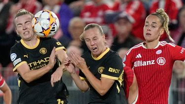 Giulia Gwinn (derecha) del Bayern Múnich pugna un balón con Beth Mead y Lauren Hemp del Manchester City en la Liga de Campeonas femenina, el martes 22 de septiembre de 2026. (AP Foto/Matthias Schrader)