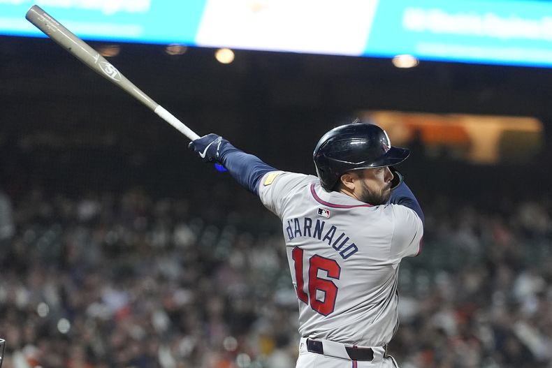 Travis dArnaud, de los Bravos de Atlanta, observa su sencillo productor en la décima entrada del juego ante los Gigantes de San Francisco, el martes 13 de agosto de 2024 (AP Foto/Jeff Chiu)