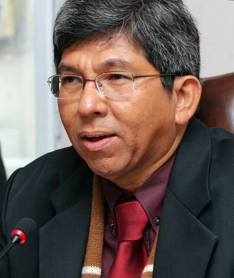 ARCHIVO - Foto de archivo, 21 de noviembre de 2005, de Yaacob Ibrahim, actualmente ministro de Informaci&oacute;n de Singapur. Un libro infantil inspirado en la historia real de dos ping&uuml;inos machos que cr&iacute;an un polluelo en el zool&oacute;gico