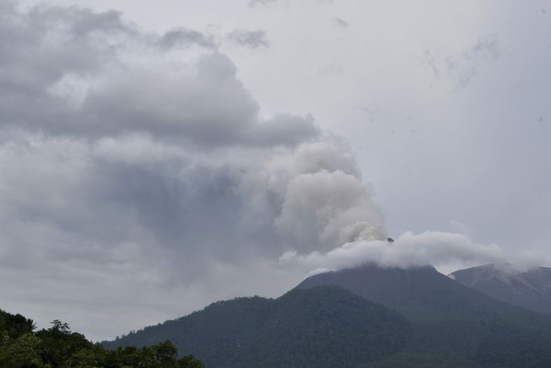 ARCHIVO - El monte Lewotobi Laki-Laki expulsa material volcánico por su cráter durante una erupción en Flores Oriental, Indonesia, el domingo 14 de enero de 2024. (AP Foto/Andre Kriting, Archivo)