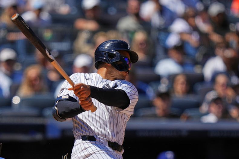 Trent Grisham de los Yankees de Nueva York le da seguimiento a su doble de tres carreras en la sexta entrada ante los Rangers de Texas el jueves 7 de mayo del 2026. (AP Foto/Frank Franklin II)