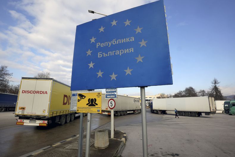 Camiones junto a un letrero que dice República de Bulgaria en el control fronterizo entre Bulgaria y Grecia en Kulata, Bulgaria, el jueves 12 de diciembre de 2024. (AP Foto/Valentina Petrova)