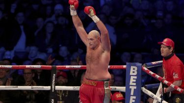 Fury vence 10mo round a Chisora y retiene título del CMB